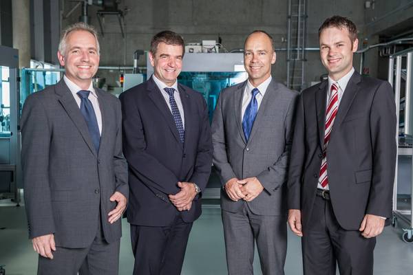 From left: TRUMPF Project Manager Klaus Bauer, Dr. Heinz-Jürgen Prokop, Professor Thomas Bauerhansl, and IPA Project Manager Ulrich Schneider in the "Application Center Industry 4.0.” (Source: Fraunhofer IPA / Photo: Clemens Hess)